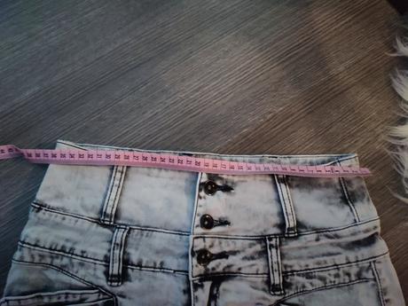 Minisukňa s vyšším pásom, sedí na s, s