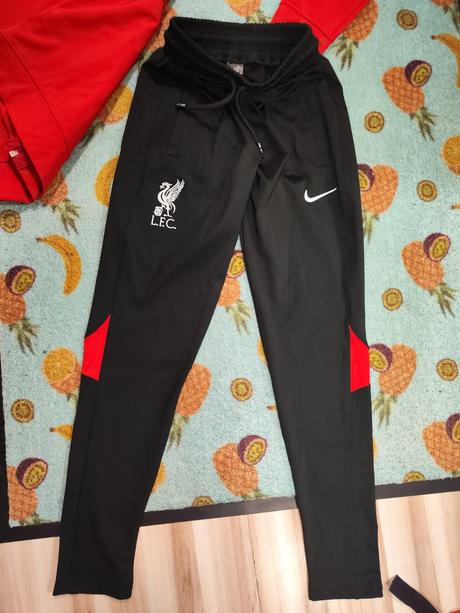 Predam novu supravu cerveno ciernu liverpool, nike,164