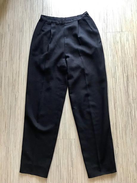 Nohavicový kostým, 36