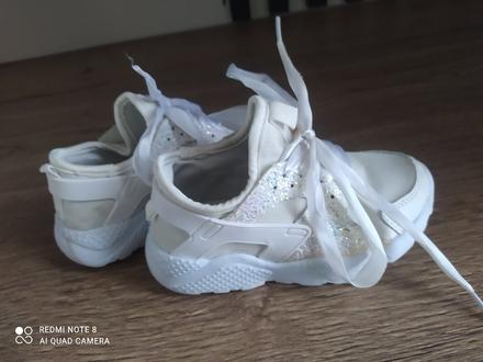 Štýlové tenisky trblietavé so satenovymi šnúrkami, 24