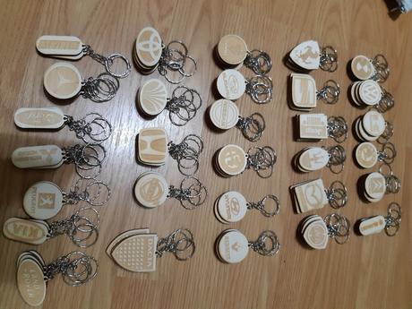 Klucenka s logom aut skladom, 