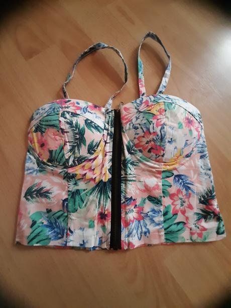 Biely kvietkovaný crop top, s