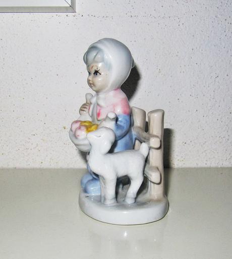 Soška dievčatko a ovečka, keramika,