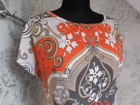 Velmi pekne šaty, 36