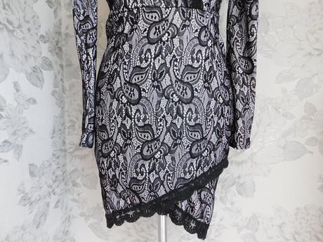 Velmi pekne čipkovane šaty, 36