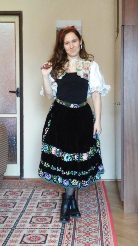 Rucne vysivany kroj zo zvolenskej slatiny, m