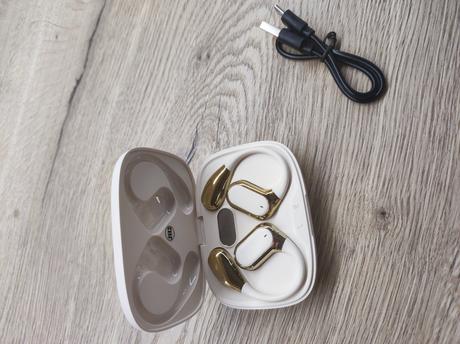 Bezdrôtové slúchadlá do uší + nabíjacie puzdro,