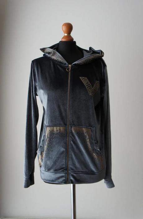 Zamatová mikina so zlatými kamienkami, s