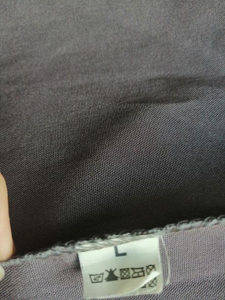 Zaujímavé sivé pružné šaty s kvetom vl, l