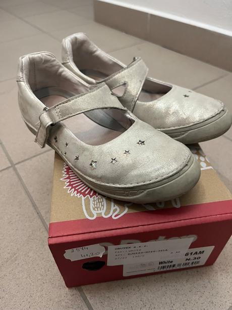 Dievcenske topanky, 30