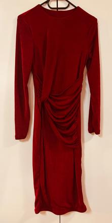 Krasne bordove saty, s