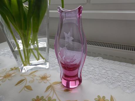 Alexnadritové hútni sklo s růži výška 27,5 cm, 