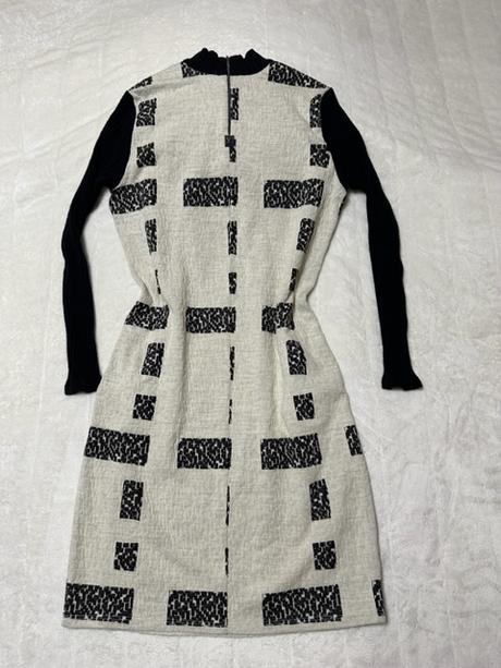 Úpletové béžovo čierne šaty s vreckami magenta, m