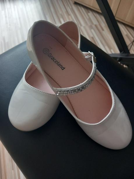 Šaty na 1 sväté prijímanie, 146