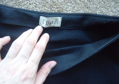 Čierna mini sukňa z pevného úpletu, s