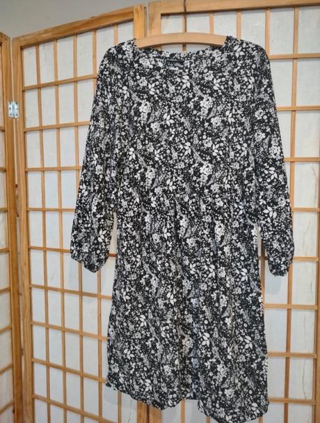 Kvietkové šaty čiernobiele, m