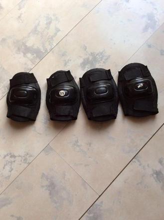 Chrániče na kolená a lakte,