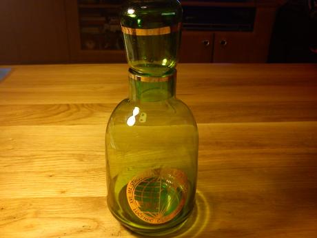 Sklenená zelená karafa, 