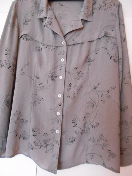 Elegantná blúzka,šedá s čiernymi kvetinkami, xl
