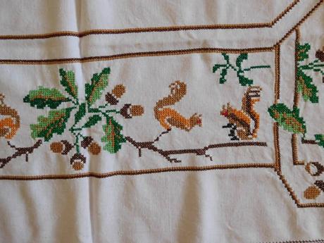 Obrus bavlnený-133 cm  x 163 cm  veveričky,, 