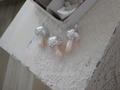 Vianočné fúkané ružovkasté hríbiky na stromček., 