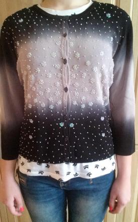 Svetrík s 3/4 rukávmi vyšívaný dúhovými korálkami, s