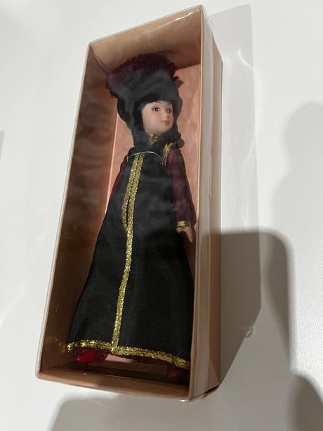 Porcelánová zberateľská bábika, 