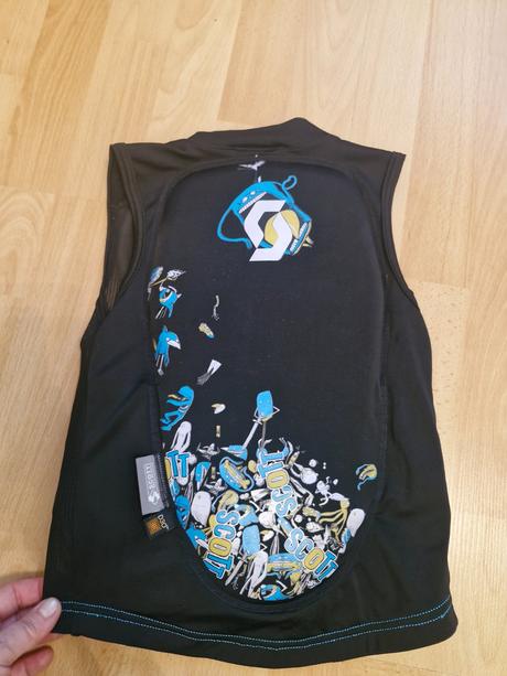 Chranic na lyze / snowboard- tzv. korytnacka scott, 