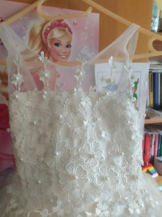 Šaty na sväté prijmanie, 128