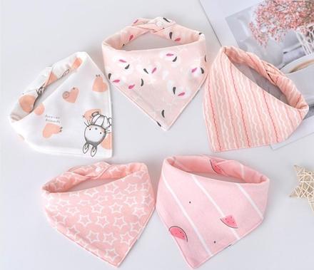 4 ks/sada detské podbradníky a textilná hrkálka,