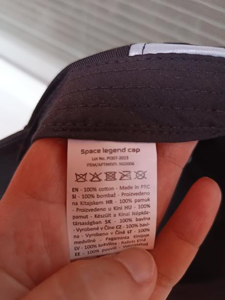 Čierna šiltovka nasa, 