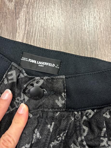 Karl lagerfeld široke dievcenske rifle č.152, 152