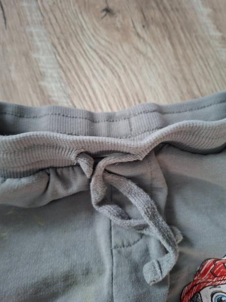 Šedé tepláky s labkovou patrolou, 104