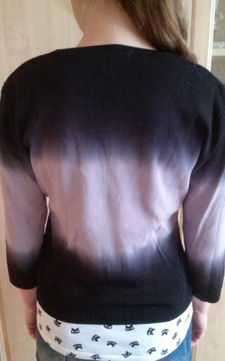 Svetrík s 3/4 rukávmi vyšívaný dúhovými korálkami, s