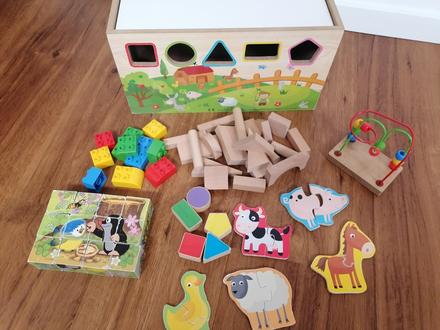 Drevená krabica s hrami,