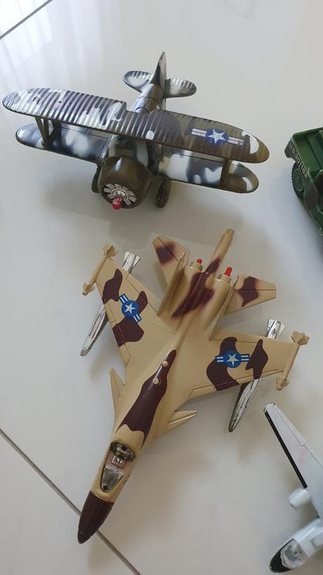 Kovové vojenské hračky,