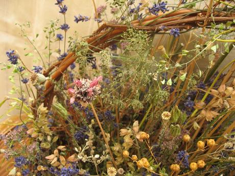 Kvetinovo-bylinný kôš "oltár pre prírodu", 