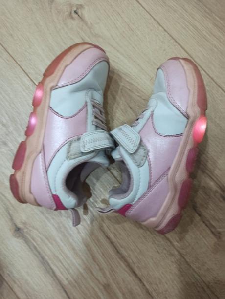 Blikajúce tenisky, 29