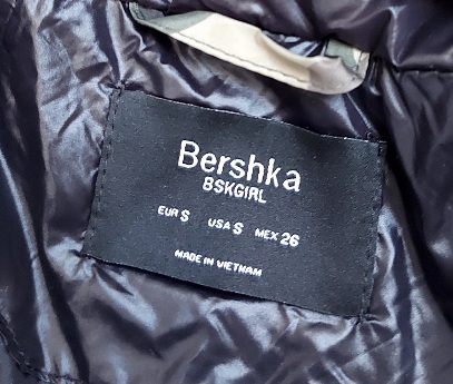 Maskáčová prechodná vetrovka, bershka,s