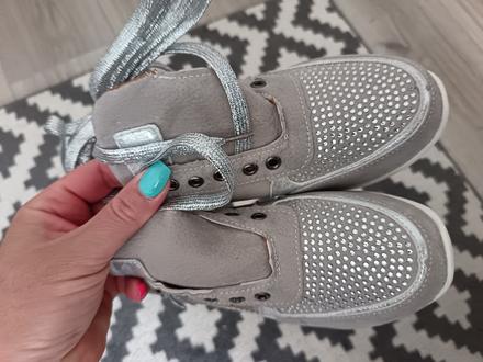 Moderné tenisky, 37