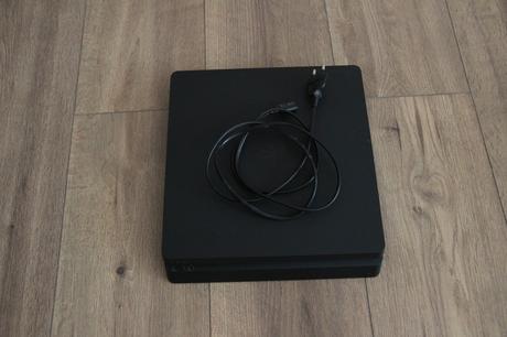 Ps4 slim 500 gb, super stav, málo hraná,