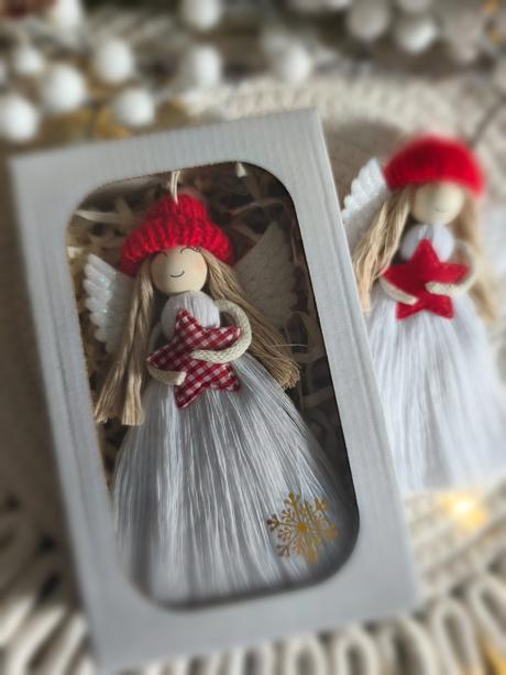 Vianočný anjelik s čiapočkou,