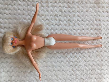 Retro barbie s náušnicami, 