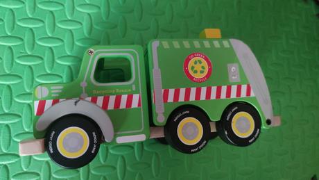 Smetiarske drevené auto cca 20 cm,