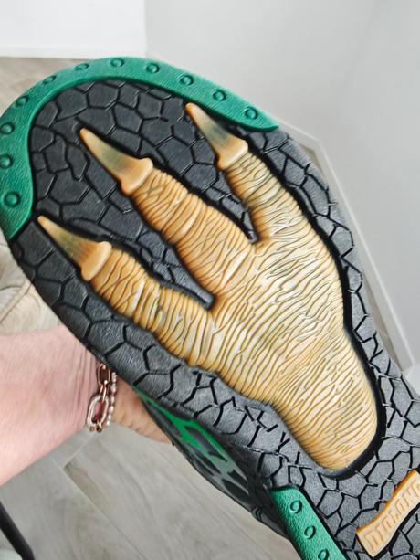 Tenisky s dinosaurom, 36