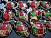 Každý deň nakuknem do krabice a trocha sa pokocham. Chvíľu zasneme sedím a dumám nad benátskym karnevalovom. Pierotom, secesiou, rokokom, ornamentom, šperkarstvom, zlatníckym remeslom, dizajnom až po klasický tartanam a ups som späť pri vianočnom stromčeku 😊 no a potom opäť krabicu s novými guľami odložím 😁  žeby dajaká diagnóza, 🤔 nie, len radosť z kreativity, umenia a ďalších krás tohto sveta 🤗
