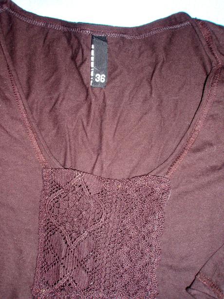 Hnedý top s vyšívanou aplikáciou vo výstrihu , s