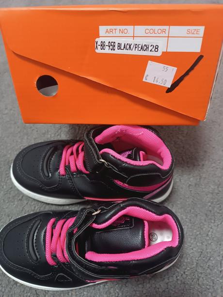 Kotníkové tenisky, 28