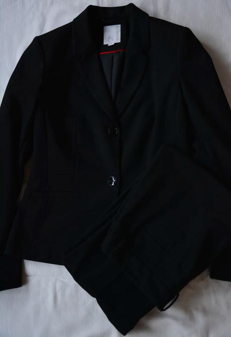 Čierny kvalitný kostým vo výbornom stave, s.oliver,36