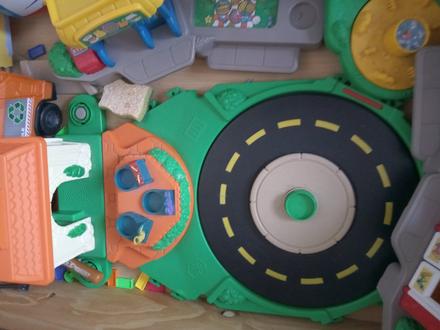 Mesto fisher price little people s malou stajnou, 